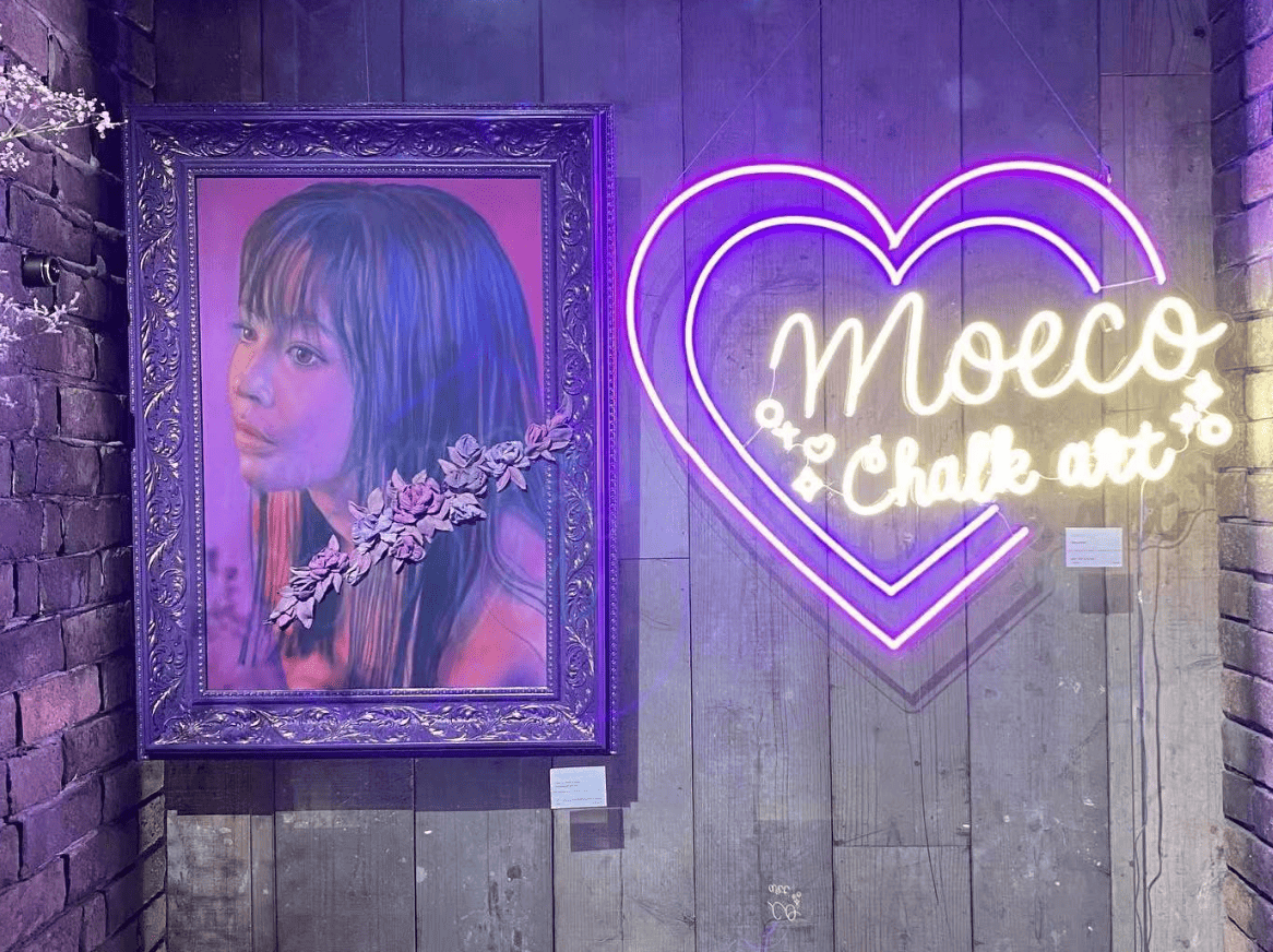 Enseigne néon LED cœur violet Moeco Chalet Art fixée sur mur en bois décoratif