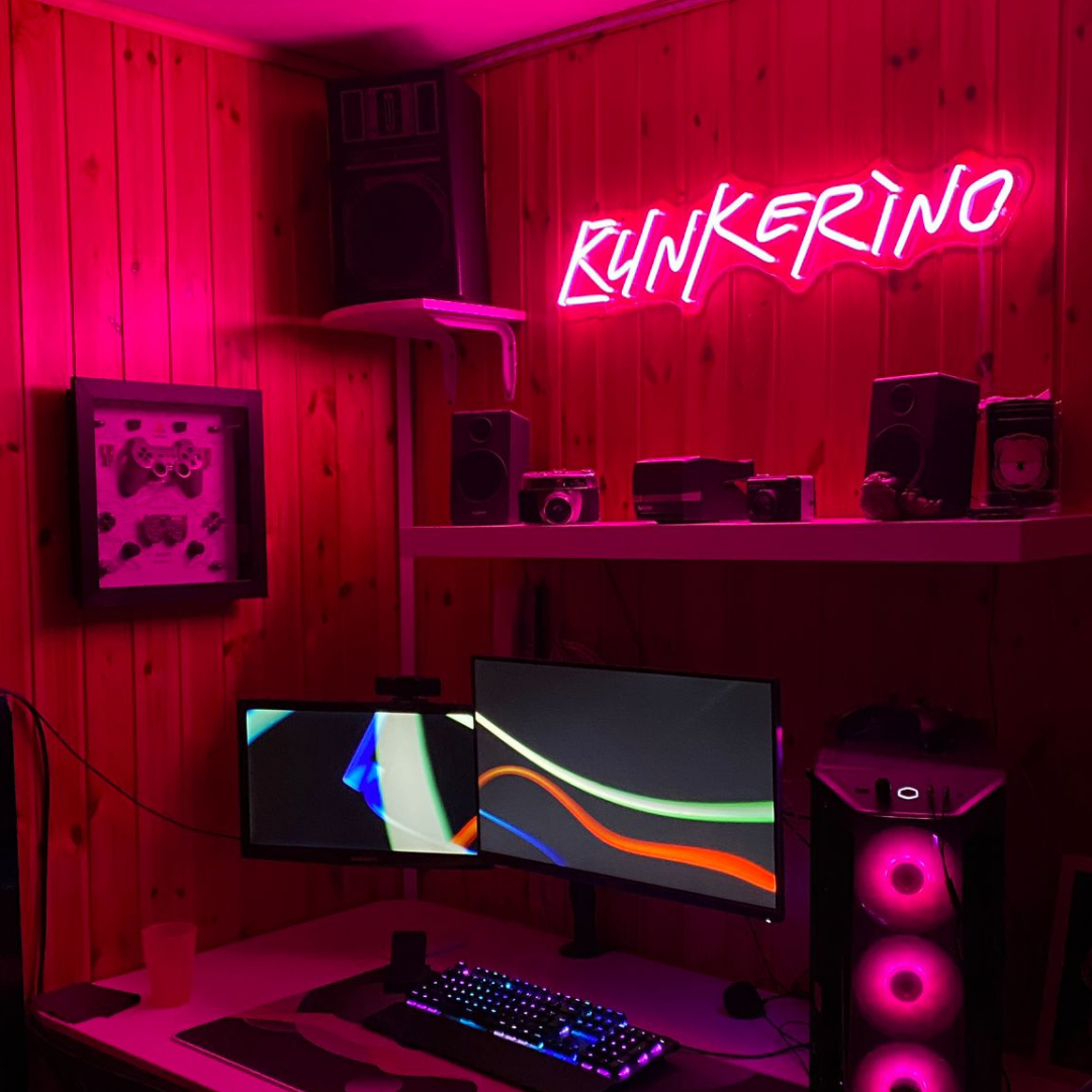 Setup gaming moderne avec enseigne néon LED personnalisée au mur, illustration de création de logo néon sur mesure pour espace créatif