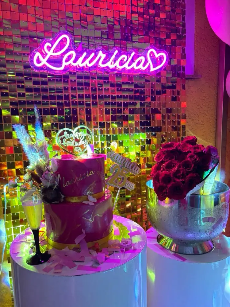 Enseigne néon LED Patricia rose installée dans un décor festif coloré