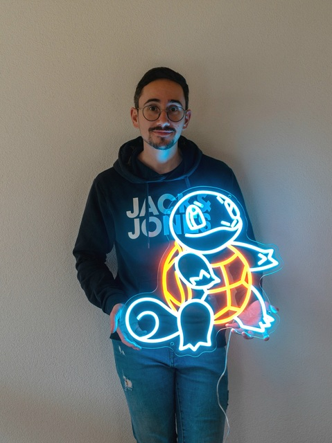 Néon LED gaming bleu lumineux tenu par un utilisateur dans un studio