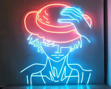 Vue rapprochée enseigne néon anime montrant le détail du chapeau de paille et le tube LED lumineux