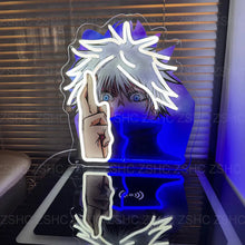 Vue rapprochée d’une enseigne néon LED anime chapeau de paille bleu et rouge, décoration murale moderne pour chambre.