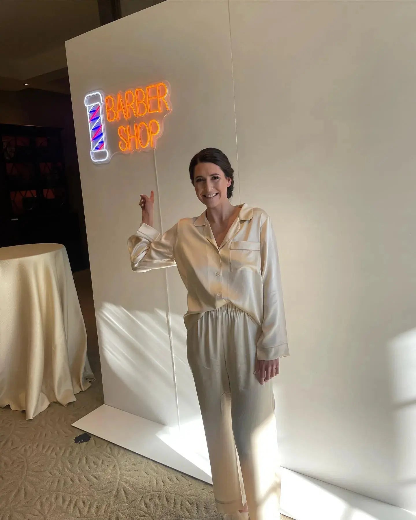 Femme posant à côté d’une enseigne néon LED barber shop, présentation d’un néon personnalisable DIY pour promotion commerciale