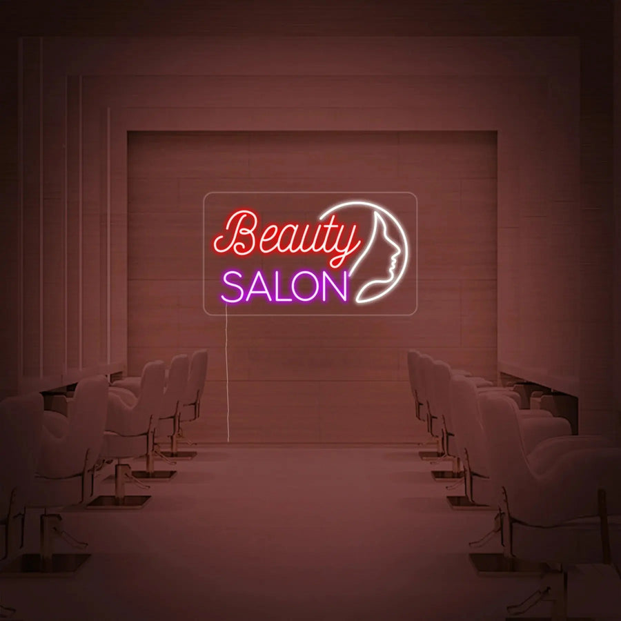 Enseigne néon LED beauty salon avec silhouette féminine lumineuse rouge et violette dans un intérieur de salon de coiffure moderne