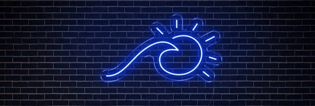 Lampe murale vague LED néon bleue DIY installée au-dessus d’un canapé moderne sur mur en briques