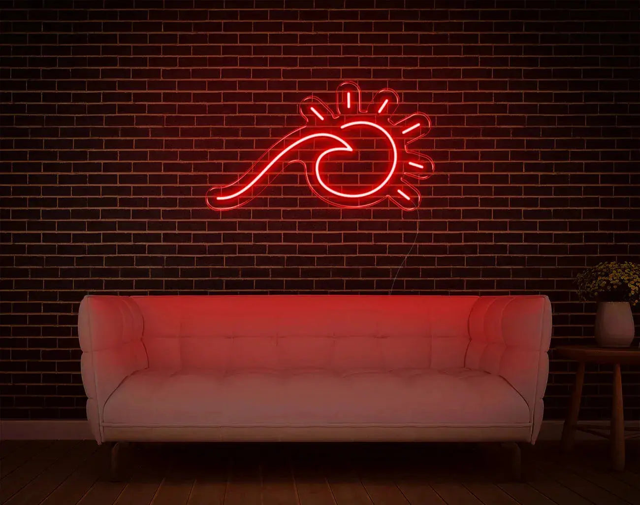 Lumière d’accent vague LED néon rouge vif utilisée comme décoration murale principale dans un salon