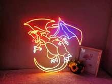 Néon LED Charizard installé près d’un cadre décoratif et fleurs, décoration anime