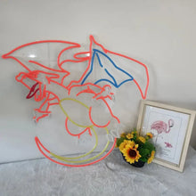 Néon LED Charizard éteint fixé au mur montrant le contour du kit DIY