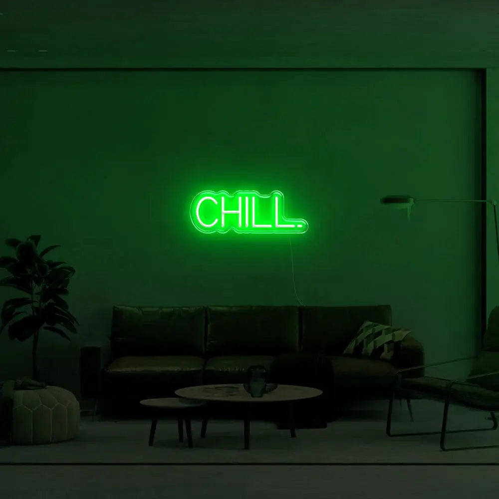 Enseigne murale néon LED CHILL verte améliorant un espace détente avec une douce lumière ambiante.