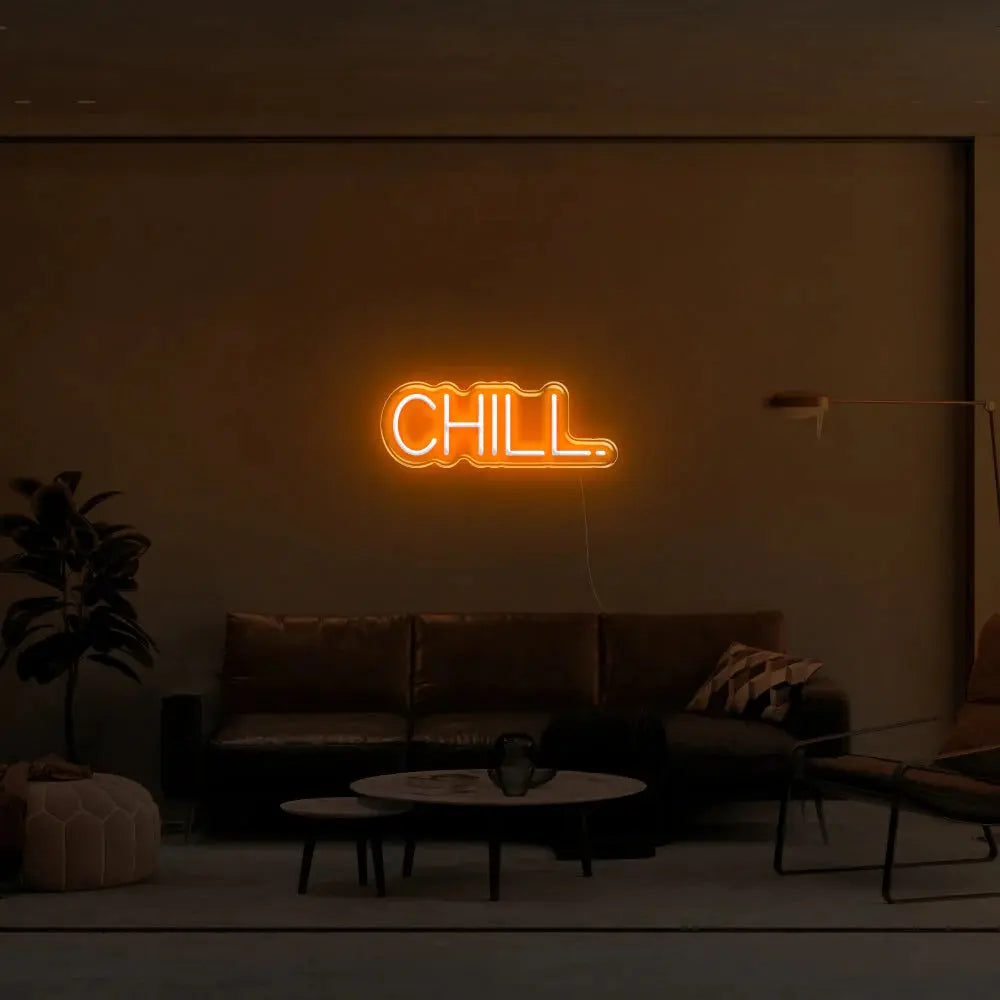 Enseigne néon LED CHILL orange chaleureuse apportant une ambiance cosy à un salon contemporain.