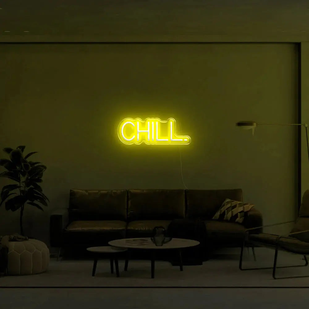 Néon CHILL jaune illuminant un mur élégant, mettant en valeur une décoration LED DIY créative.