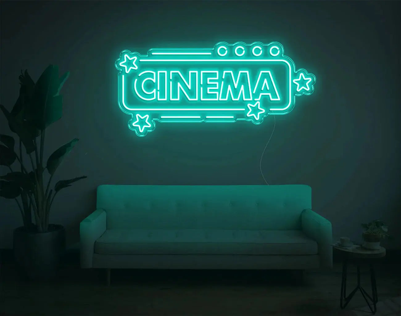 Enseigne néon LED cinéma turquoise ajoutant un éclairage DIY élégant à un coin cinéma minimaliste.