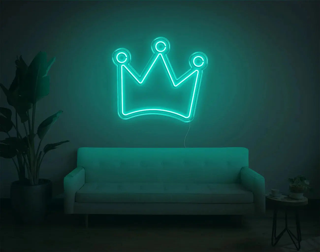 Couronne LED néon turquoise éclairée au mur au-dessus d’un canapé dans un salon moderne