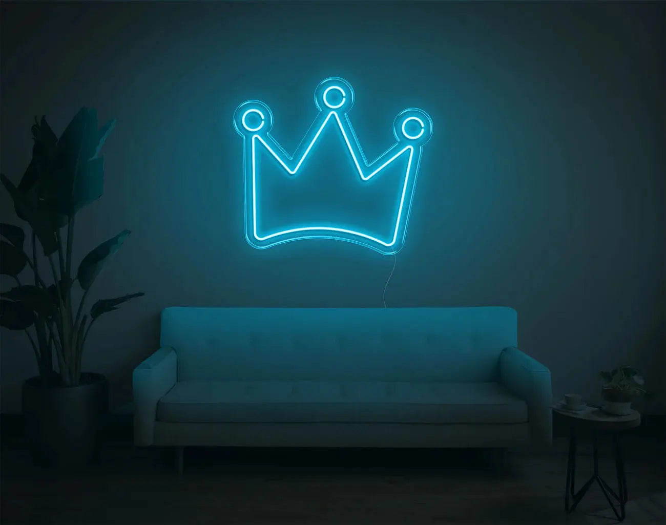 Enseigne murale néon LED couronne cyan ajoutant un détail lumineux moderne à un espace de vie