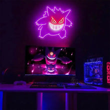 Néon LED Gengar au-dessus d’un setup gaming créant une ambiance lumineuse violette
