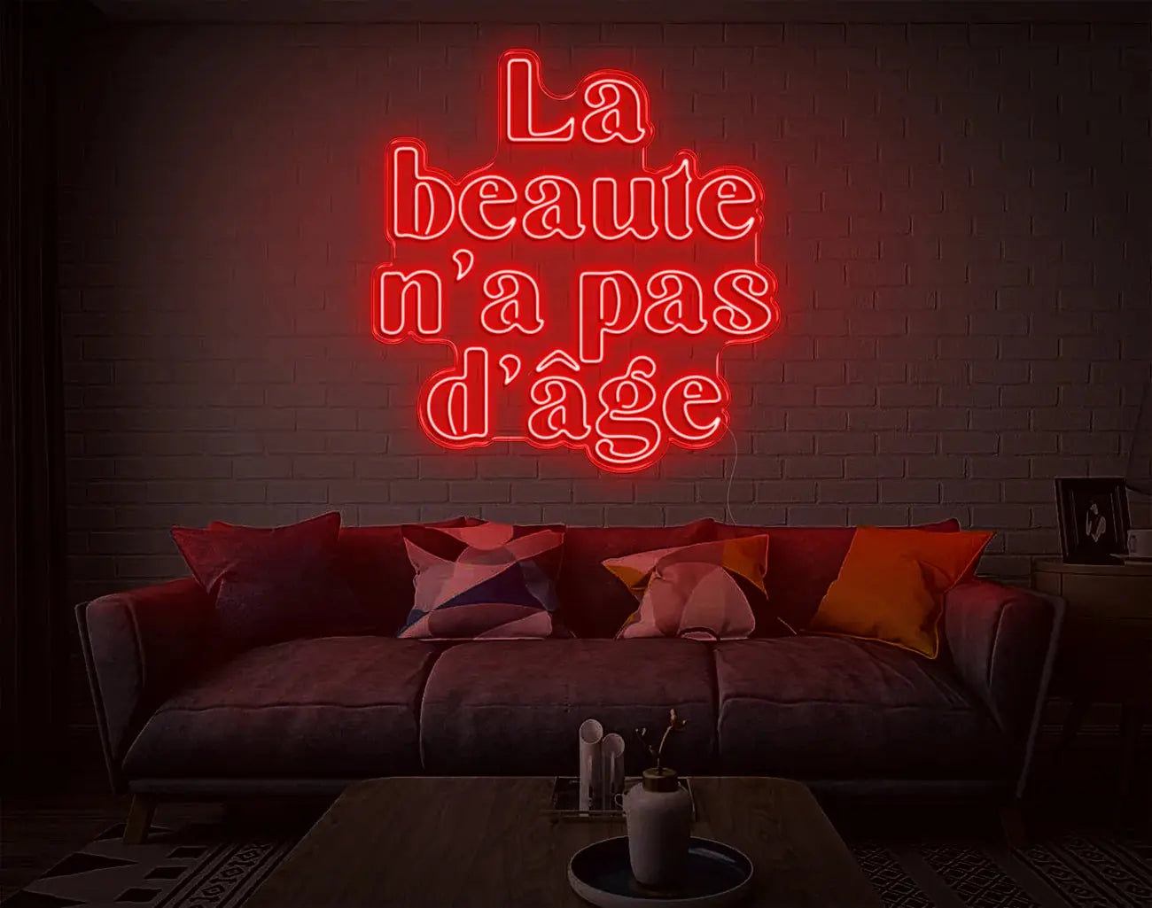 Éclairage mural néon rouge avec citation apportant une ambiance intense au salon