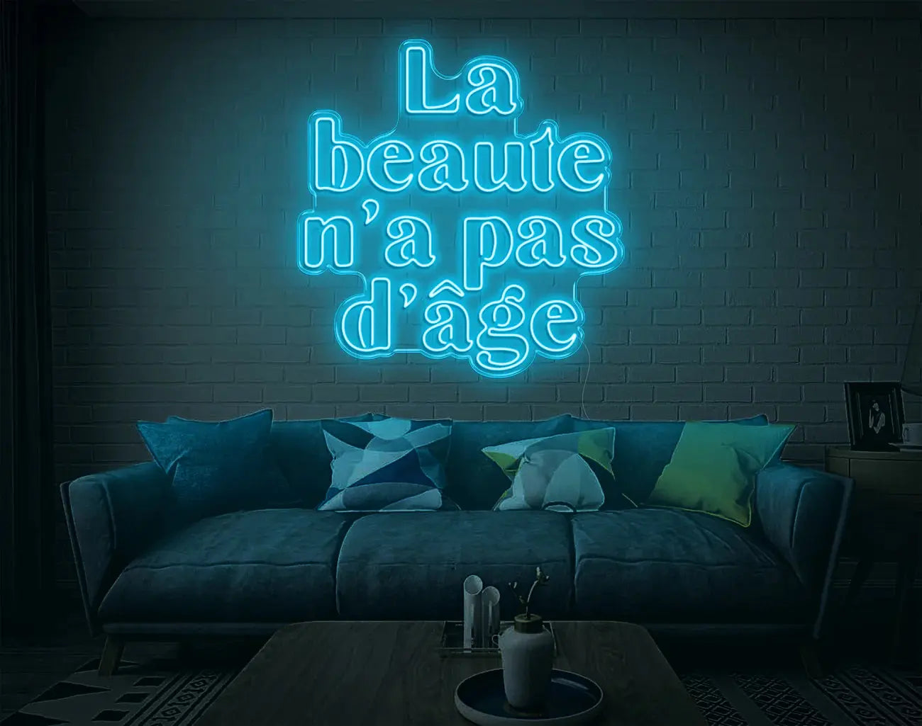 Enseigne néon turquoise créant une lumière d’ambiance douce dans un espace moderne
