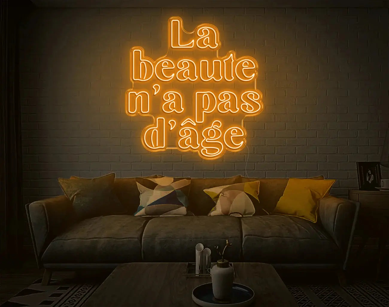 Néon LED ambre chaleureux apportant une ambiance lumineuse douce à un intérieur moderne