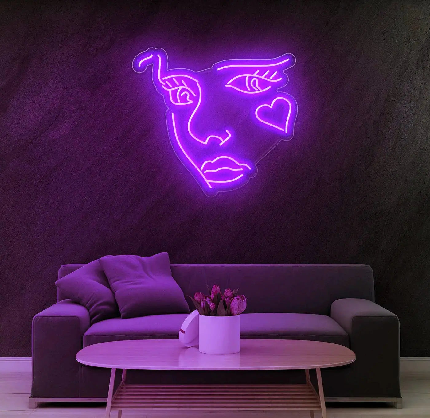 Néon LED visage abstrait violet créant une ambiance lumineuse décorative dans un intérieur moderne.