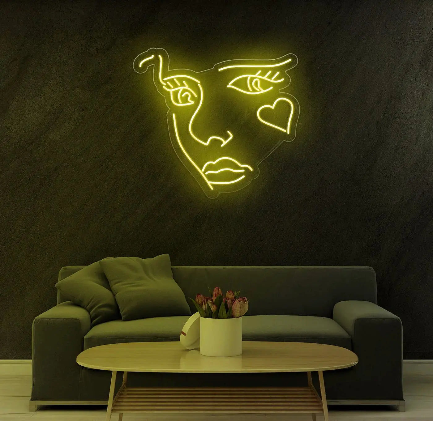 Décoration murale néon LED visage abstrait jaune apportant une lumière d’accent chaleureuse à un salon contemporain.