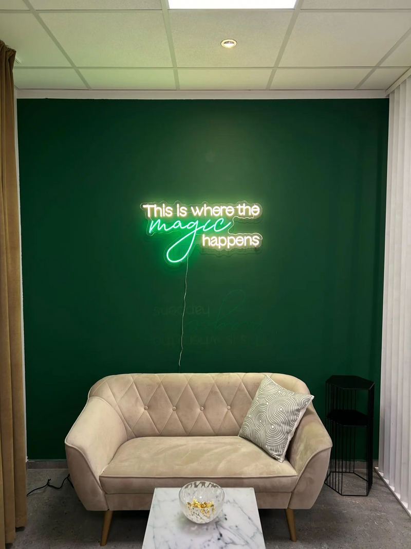 Néon LED vert minimaliste au-dessus d’un canapé moderne