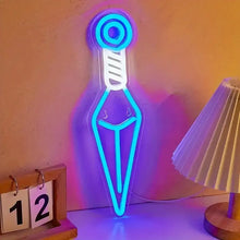 Lampe murale LED néon bouteille bleue posée sur un bureau avec éclairage ambiant, décoration esthétique.
