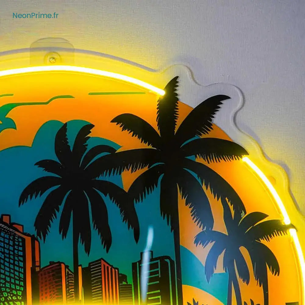 Détail lumineux du néon LED style Miami avec palmiers rétro