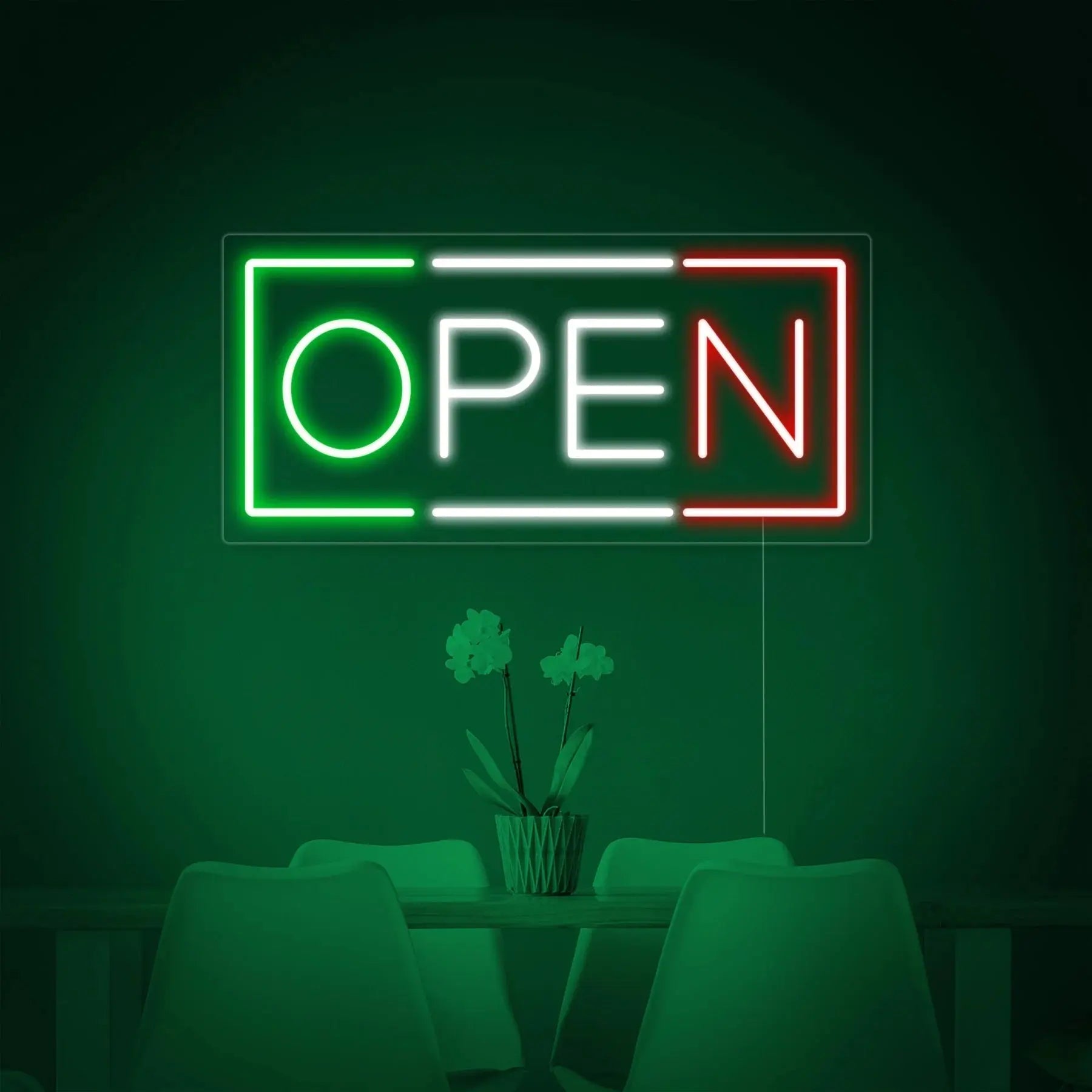 Enseigne néon LED ouverte verte et rouge lumineuse sur un mur au-dessus d’une table, panneau lumineux moderne idéal pour boutiques, cafés et décoration néon DIY.