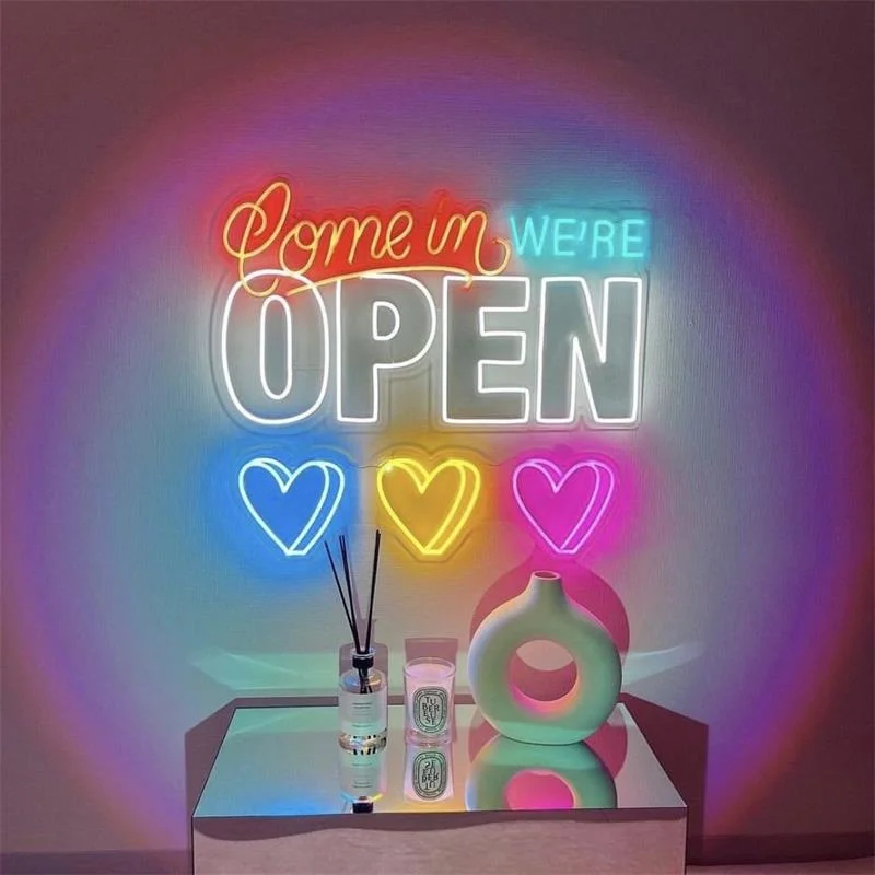 Enseigne néon LED OPEN colorée avec cœurs pour vitrine ou commerce