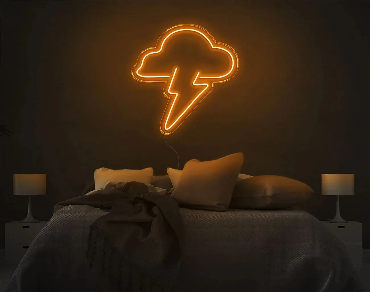 Nuage éclair Neon PrimeEnseigne néon LED nuage et éclair orange apportant un éclairage nocturne DIY chaleureux à une chambre moderne