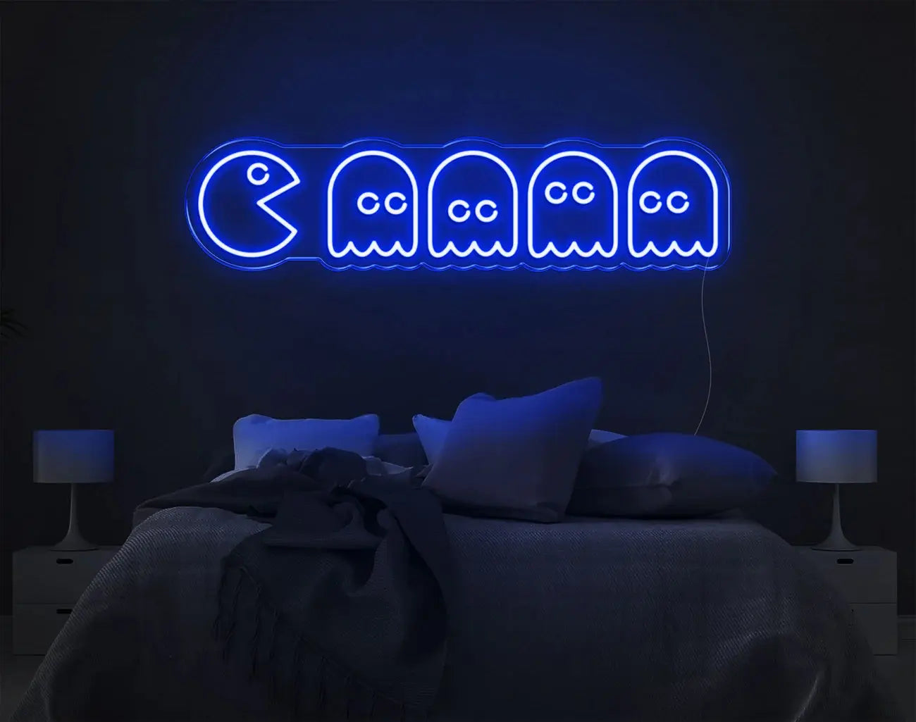 Lumière LED néon Pacman bleue améliorant une décoration de chambre style gamer.
