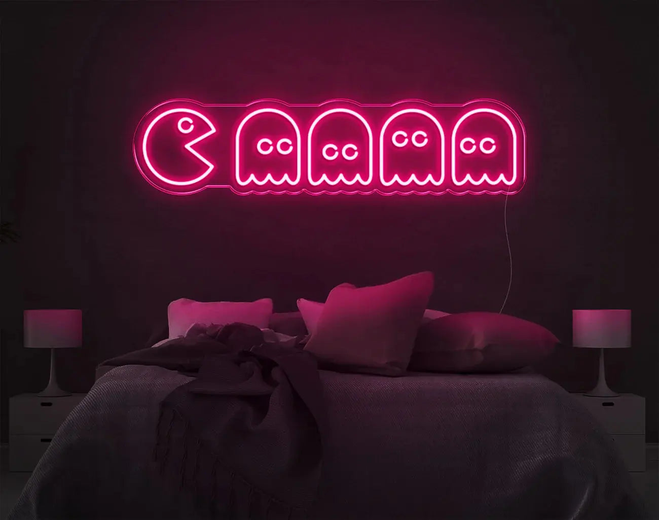 Enseigne Pacman LED néon magenta créant un éclairage d’ambiance coloré dans une chambre.