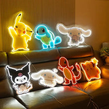 Plusieurs néons LED personnages exposés sur canapé pour décoration anime colorée