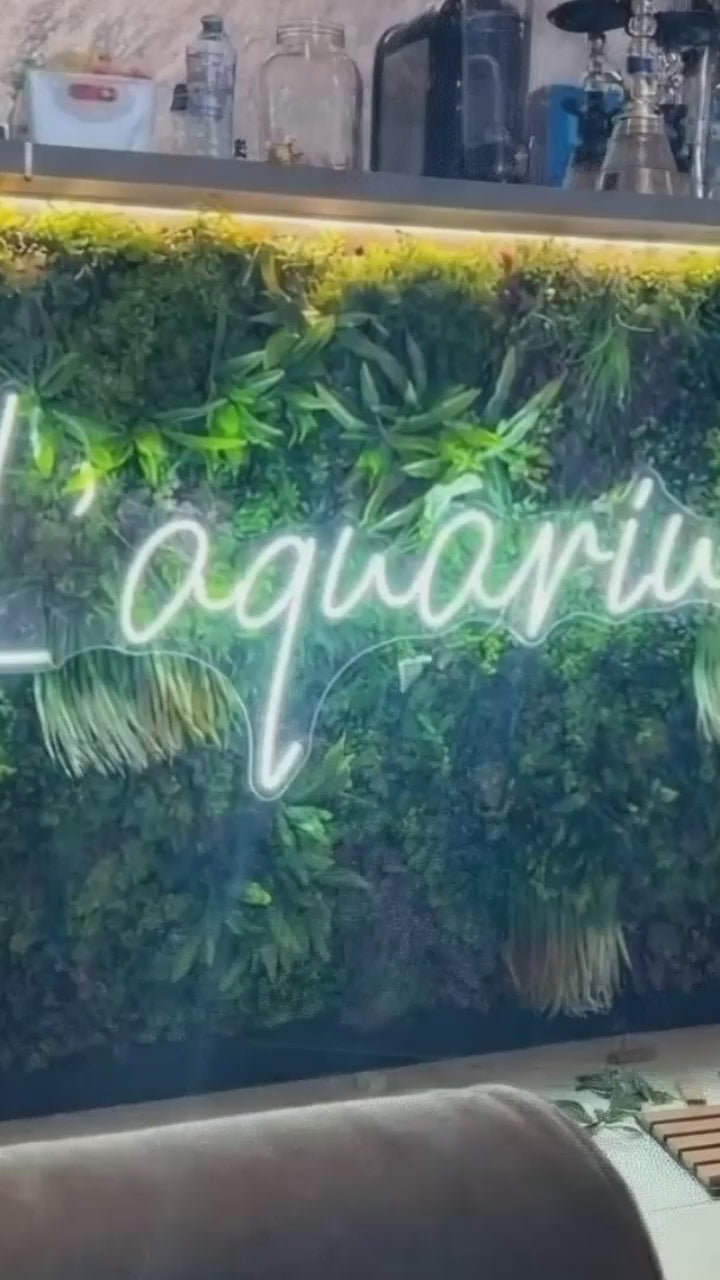 Enseigne néon LED script blanche sur mur végétal pour décoration professionnelle
