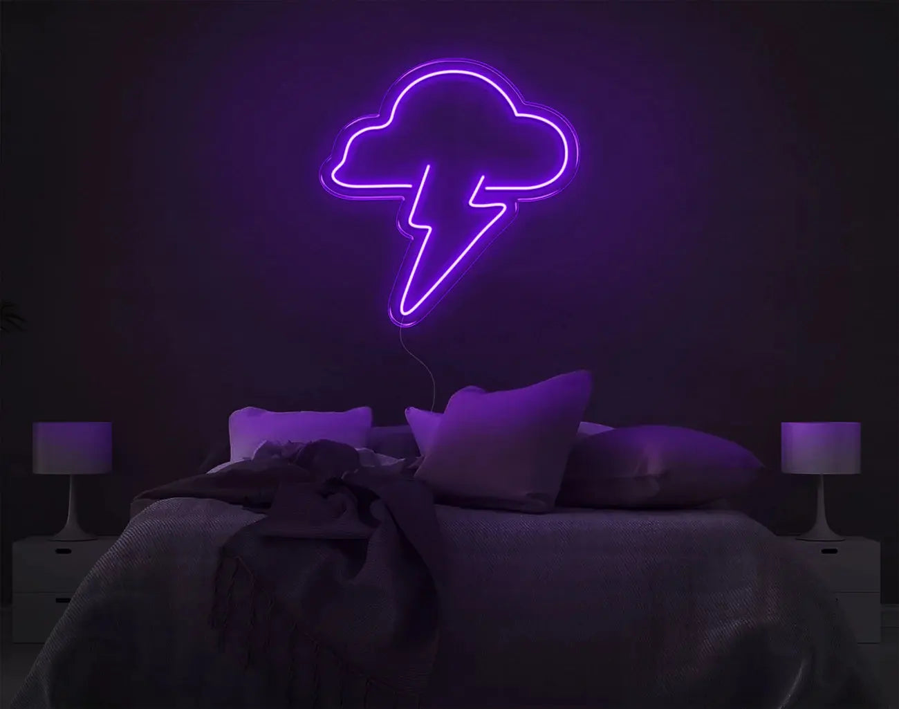 Lampe murale néon LED nuage et éclair violette créant une ambiance DIY intense dans la chambre