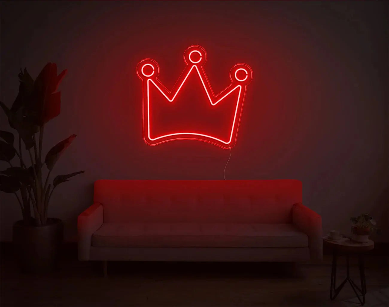 Enseigne néon LED couronne rouge offrant un éclairage d’accent puissant dans un espace salon