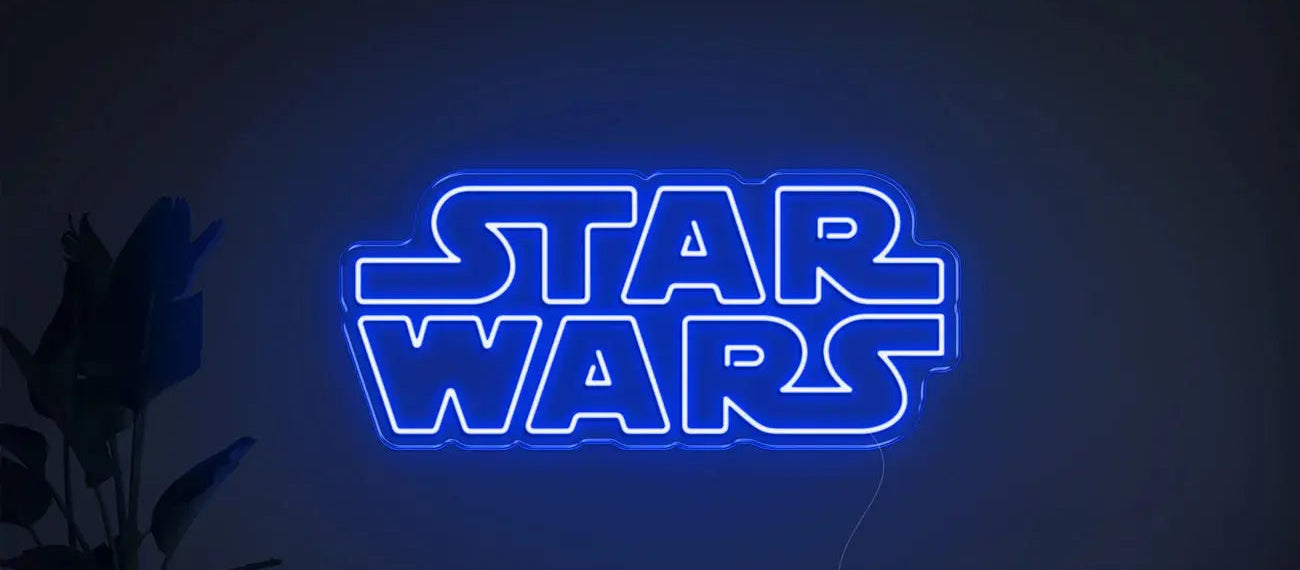 Enseigne néon Star Wars bleue fixée au mur créant une lumière ambiante froide