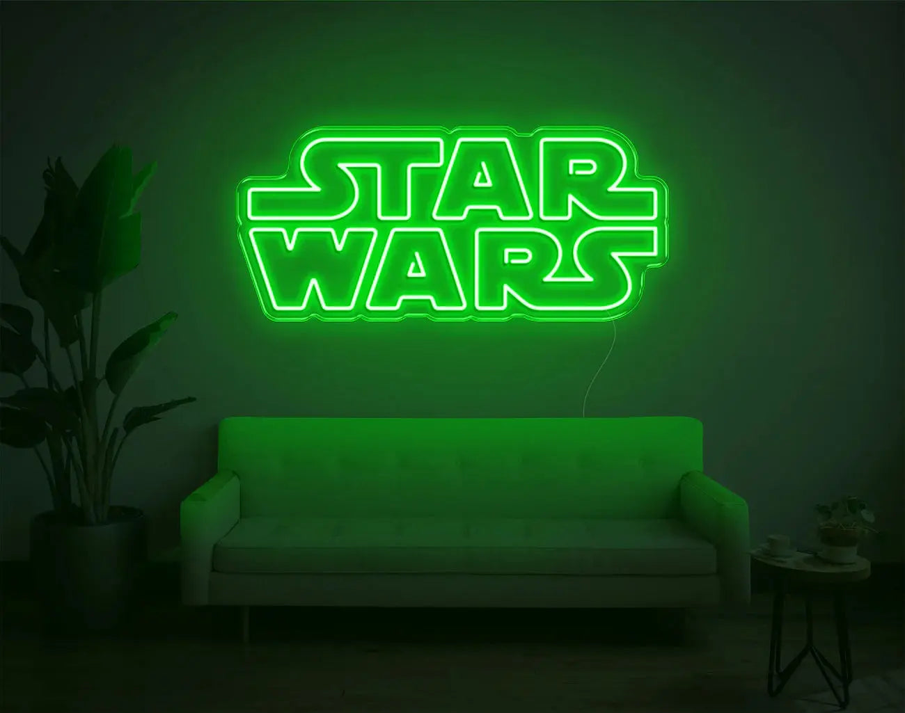 Enseigne néon Star Wars verte éclairant un mur de salon au-dessus d’un canapé