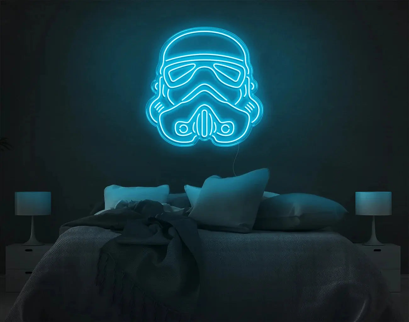 Enseigne murale néon LED stormtrooper cyan au dessus d’une chambre confortable