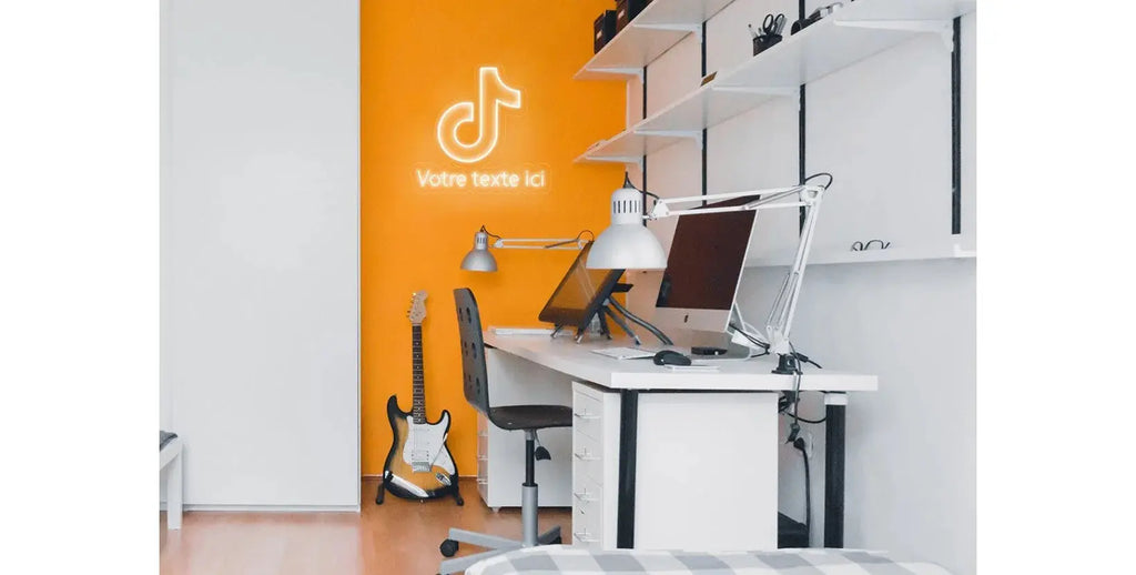 Enseigne murale néon LED inspirée de TikTok éclairant un bureau moderne à domicile, décoration kit néon LED DIY.