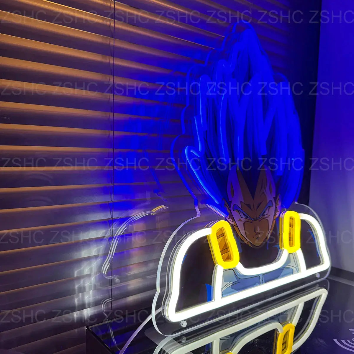 Enseigne néon LED Vegeta bleue allumée sur une table avec stores en arrière plan