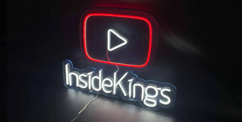 Enseigne néon LED style YouTube avec nom de chaîne personnalisé lumineux sur mur sombre, idéale pour décoration de branding vidéo